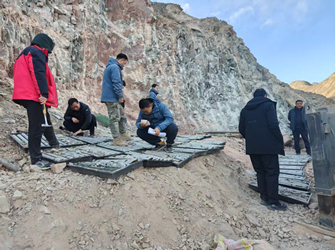 深入一線抓工作 嚴(yán)冬時(shí)節(jié)鼓干勁 ——隊(duì)領(lǐng)導(dǎo)赴河西野外項(xiàng)目檢查指導(dǎo)